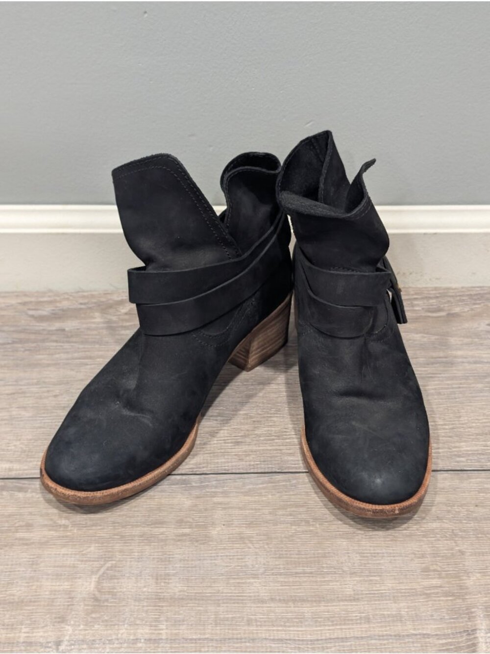 Ugg Black Suede Elora Boots Women’s Sz 7.5 Crisscross Ankle Strap Booties Shoes